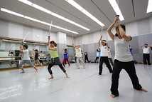 ★[受講料 特別３０%オフ] 夏季特別開催★ 殺陣ダンス＆剣舞W.S 【AKB48・乃木坂46・郷ひろみ氏などを担当する振付師・芸術監督・コレオグラファーが指導！】 2.5次元舞台・ミュージカル・エンタメ作品などに多数採用の本格技術！！ ～アメリカ・フランス・ロシア等でも話題沸騰の刀を使った踊り～ ［追加特別開催・7/27］ ■総本家から習える特別企画■