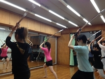 ★殺陣ダンス＆剣舞W.S★【キャンセル待ち多数の人気クラスが追加特別開催！】 2.5次元舞台・ミュージカル・エンタメ作品に多数採用の本格技術！ ～AKB48・乃木坂46・郷ひろみ氏などを担当する振付師/芸術監督が指導～ ［アメリカ・フランス・ロシアでも話題沸騰］ ■総本家から習える特別企画■