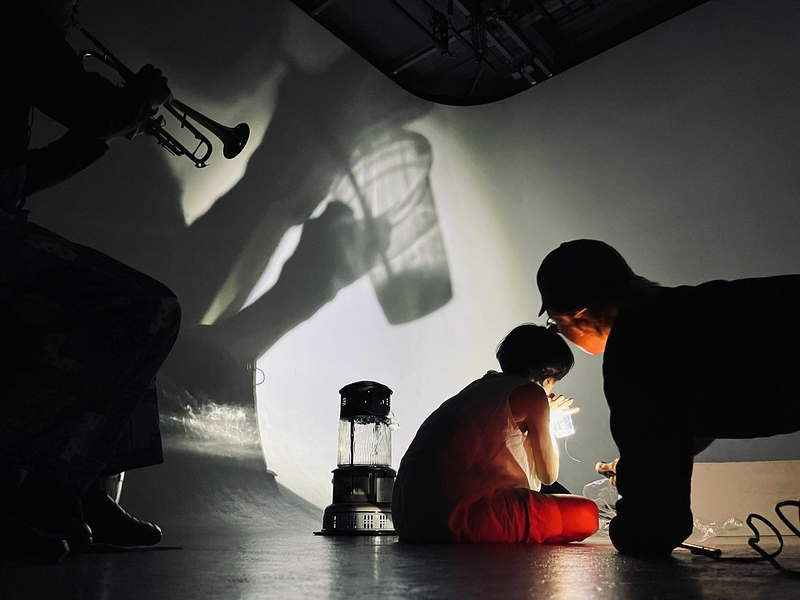 石丸だいこ(即興ダンス)・有本羅人(tp.bc)・小松裕規(照明)