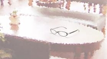 机の上のメガネ